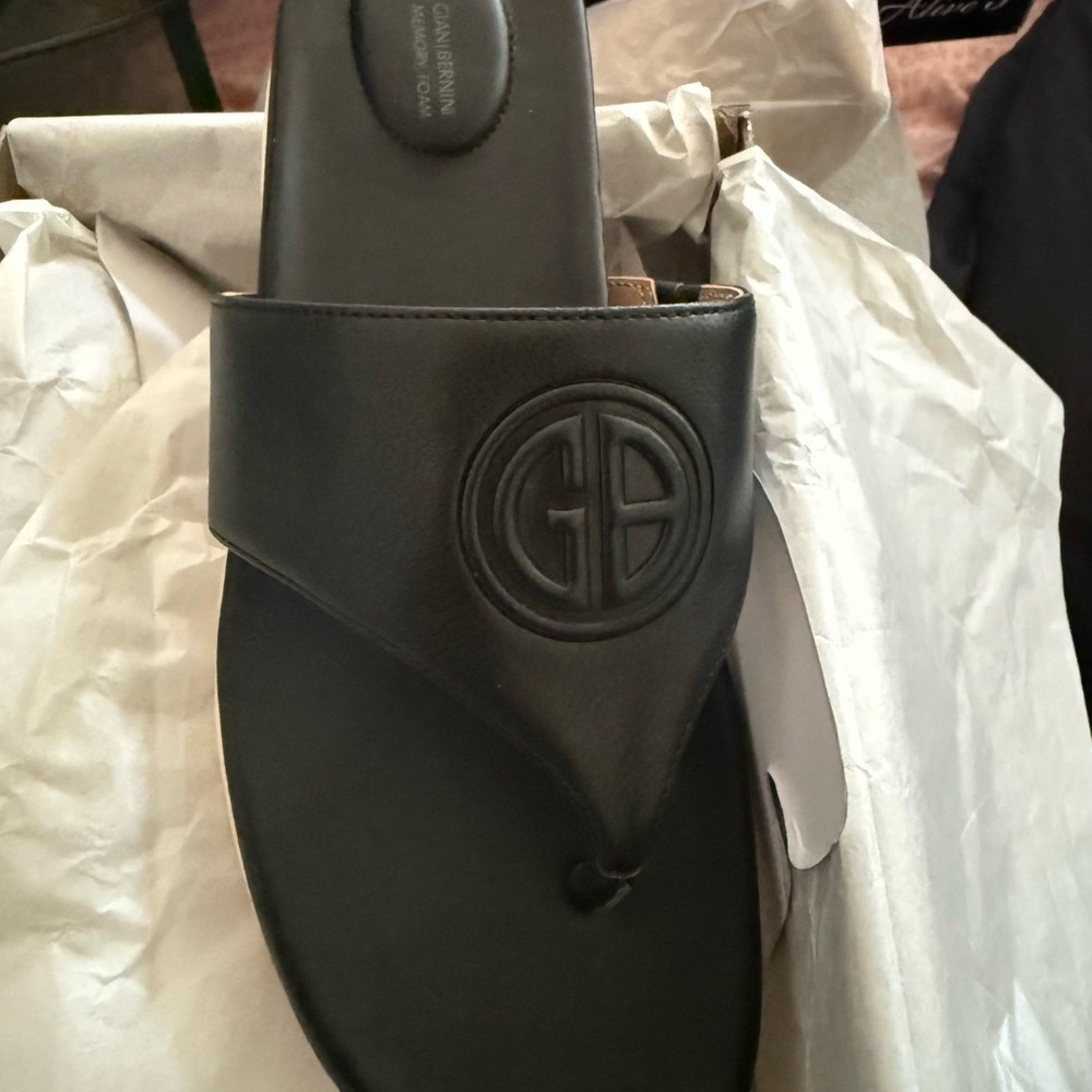 NWT Giani Bernini
Women's Cindey Memory Foam Sport Thong Flat Sandals - Picture 7 of 8